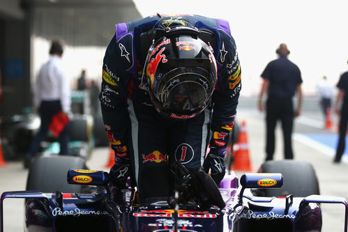 Sebastian Vettel se baja del RB9 tras la clasificación