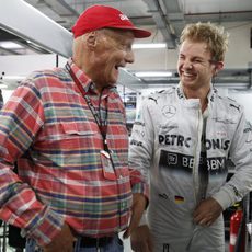 Niki Lauda y Nico Rosberg comparten risas