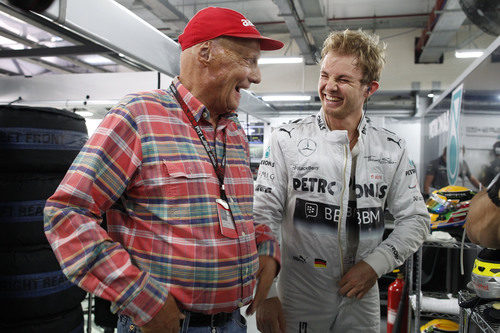 Niki Lauda y Nico Rosberg comparten risas