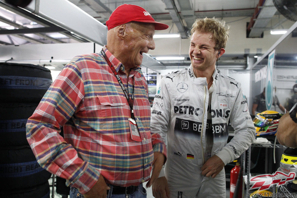 Niki Lauda y Nico Rosberg comparten risas