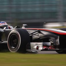 Jenson Button pasó a la Q3 por muy poco