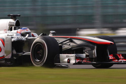Jenson Button pasó a la Q3 por muy poco