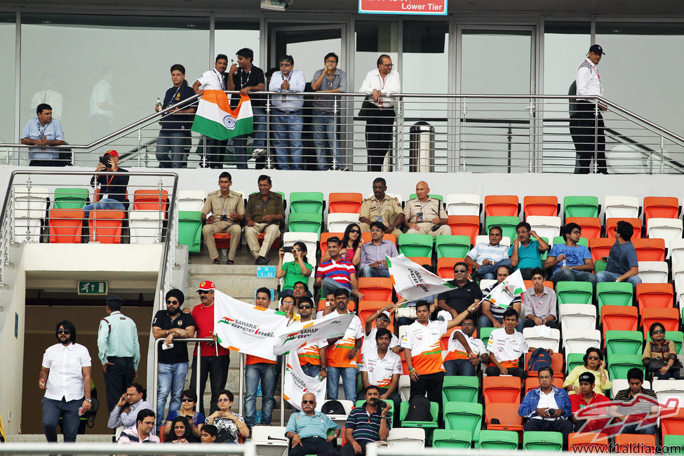 Los pocos aficionados del circuito apoyan a Force India