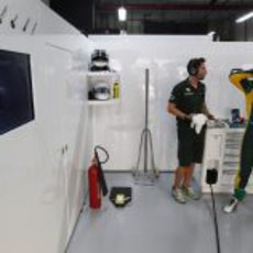 Giedo van der Garde espera en su box