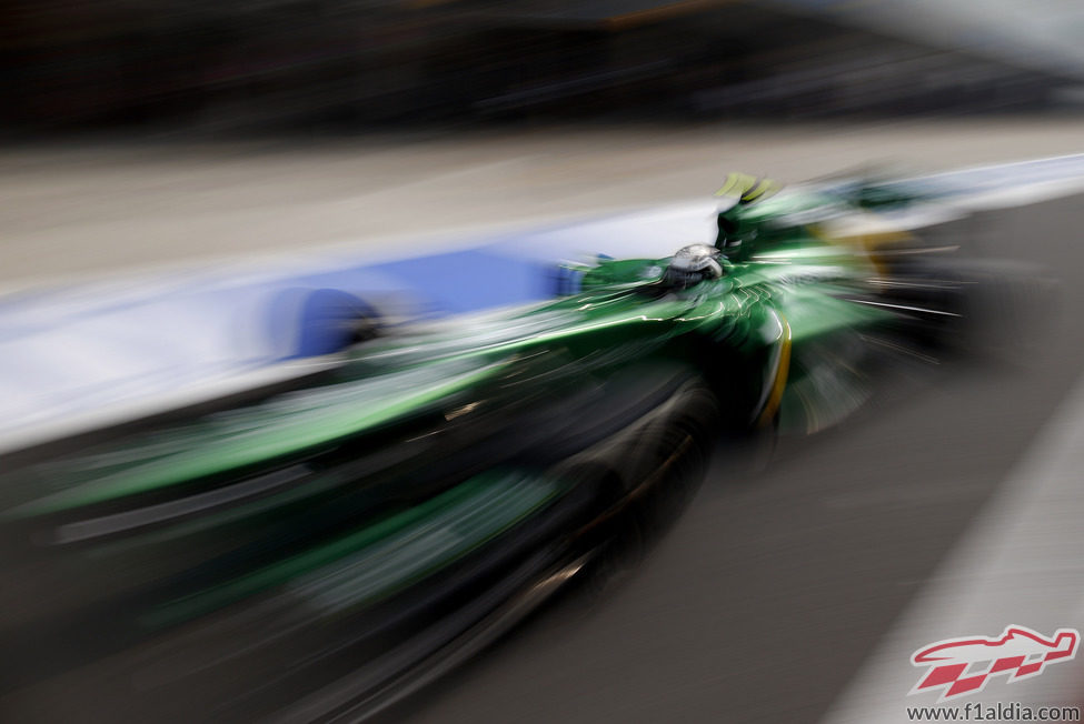 Giedo van der Garde sale del 'pit-lane'