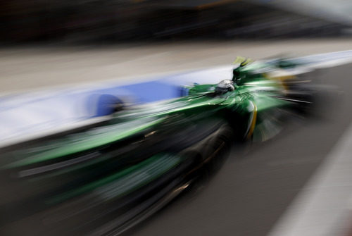 Giedo van der Garde sale del 'pit-lane'