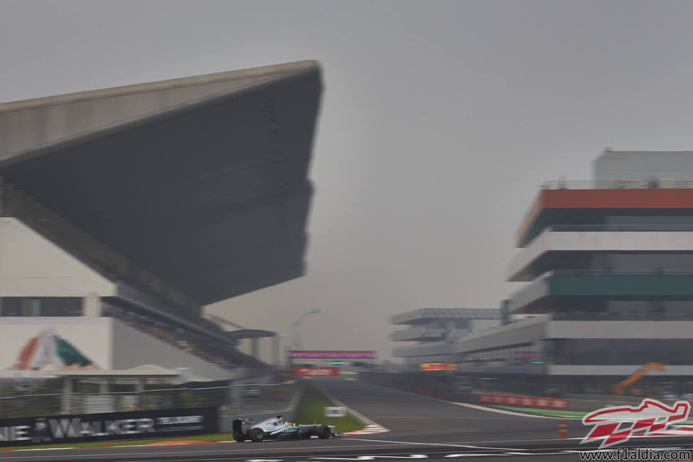 Lewis Hamilton encara la última curva del circuito de Buddh