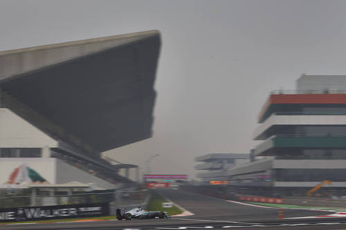 Lewis Hamilton encara la última curva del circuito de Buddh