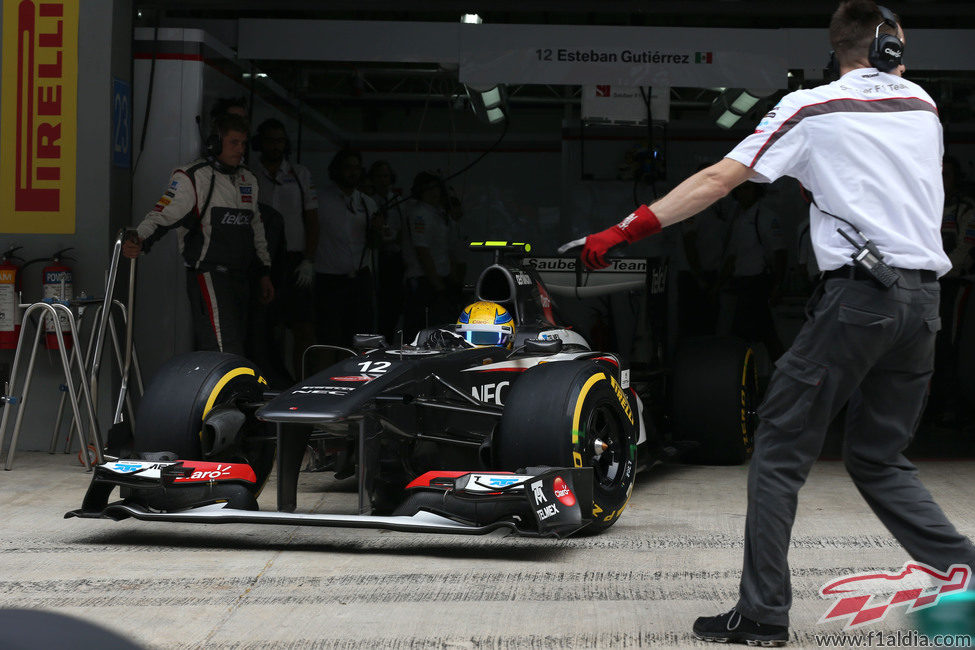 Esteban Gutiérrez sale de su 'box' con los blandos