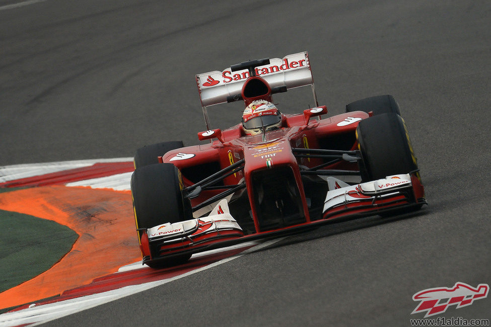 Fernando Alonso ataca cada piano del GP de India 2013