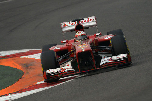 Fernando Alonso ataca cada piano del GP de India 2013