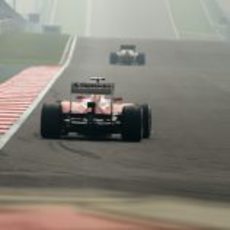 Fernando Alonso afronta la gran recta del trazado de Buddh
