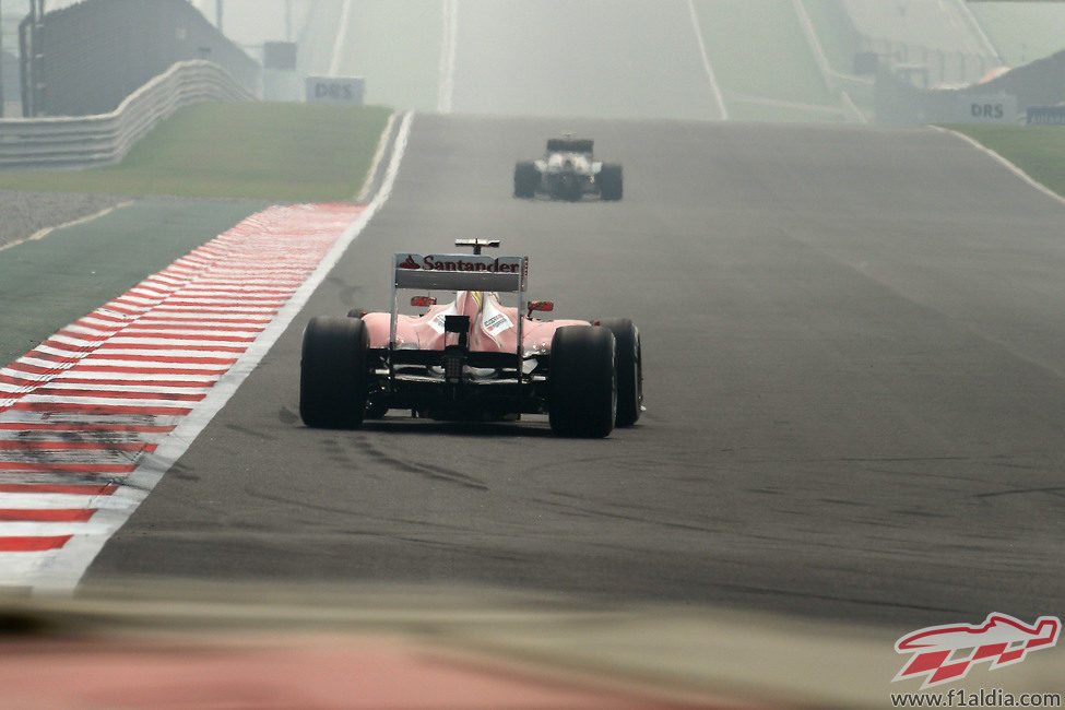 Fernando Alonso afronta la gran recta del trazado de Buddh