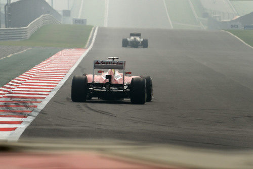 Fernando Alonso afronta la gran recta del trazado de Buddh