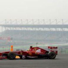 Felipe Massa rueda con su F138 en el circuito de Buddh