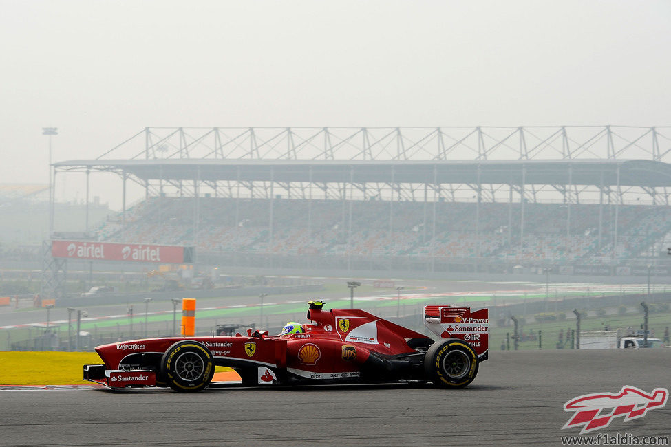 Felipe Massa rueda con su F138 en el circuito de Buddh