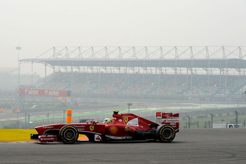 Felipe Massa rueda con su F138 en el circuito de Buddh