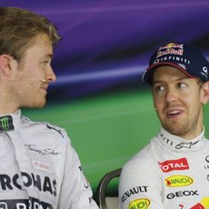 Nico Rosberg y Sebastian Vettel charlan en la rueda de prensa