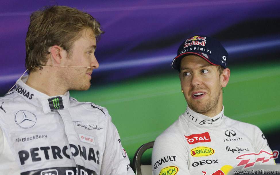 Nico Rosberg y Sebastian Vettel charlan en la rueda de prensa