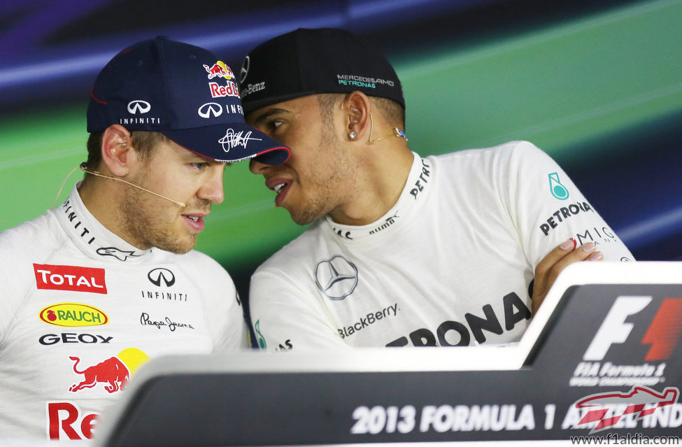 Lewis Hamilton le susurra al oído a Sebastian Vettel