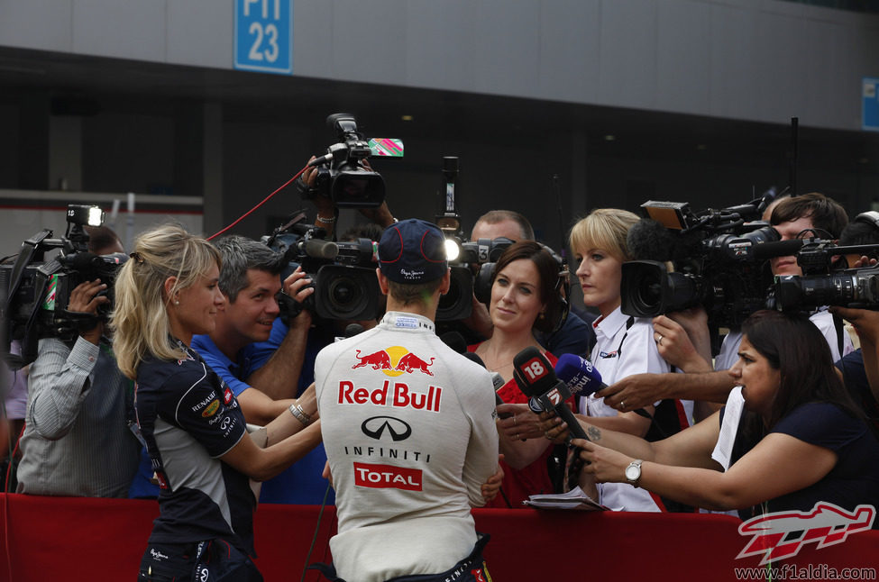 Sebastian Vettel atiende a los medios en la India