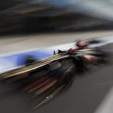 Kimi Räikkönen circula por la calle de boxes del Buddh International Circuit
