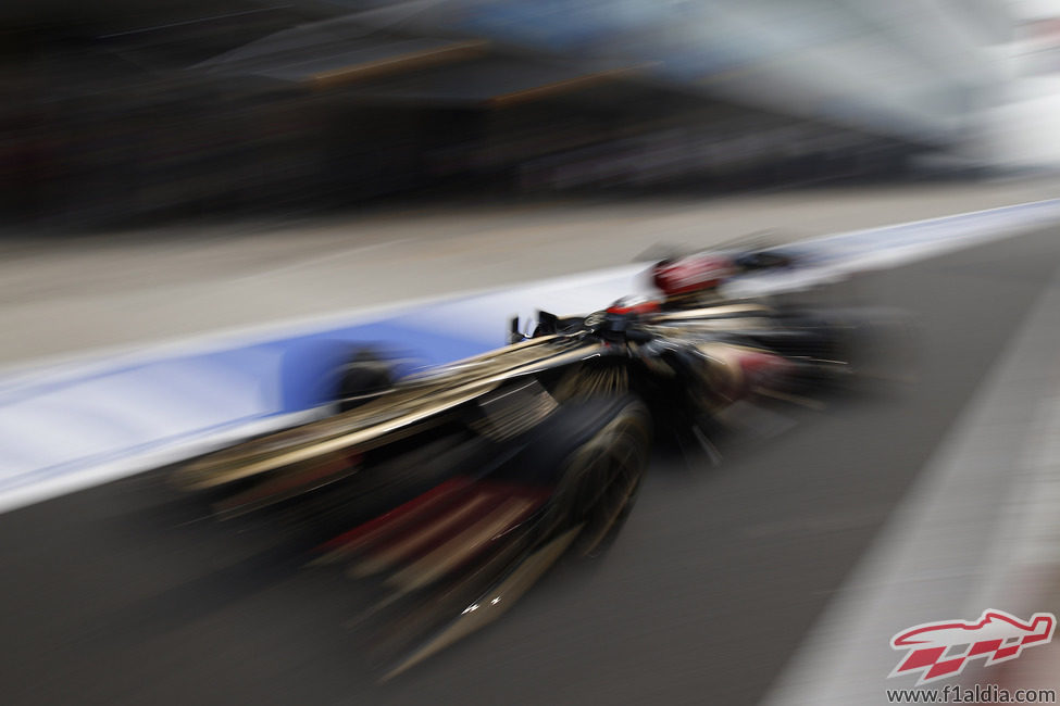 Kimi Räikkönen circula por la calle de boxes del Buddh International Circuit