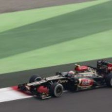 Romain Grosjean a los mandos del Lotus sobre el asfalto indio