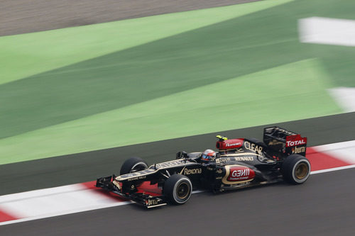 Romain Grosjean a los mandos del Lotus sobre el asfalto indio