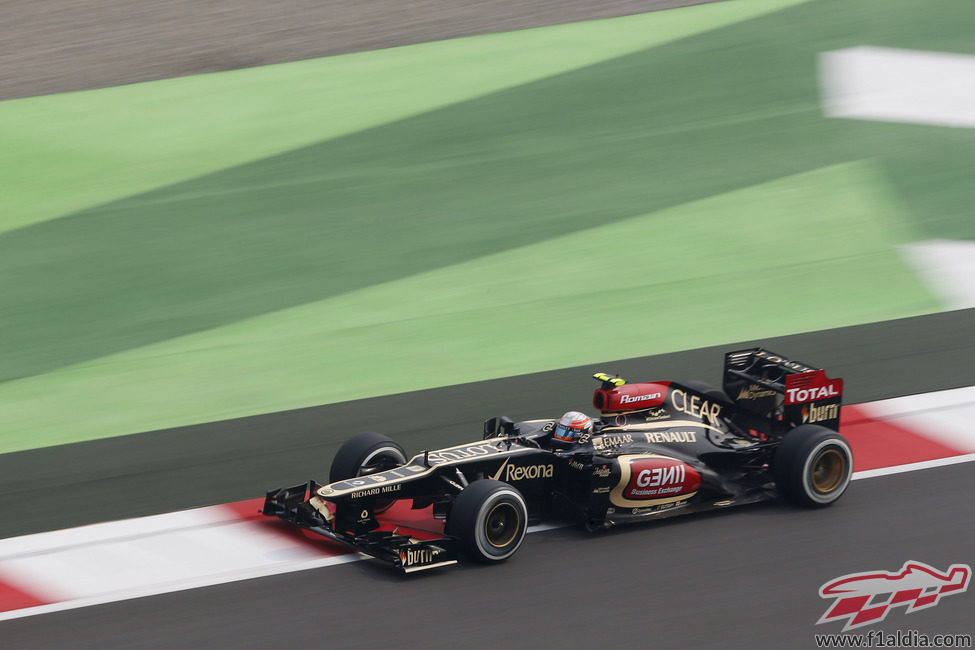 Romain Grosjean a los mandos del Lotus sobre el asfalto indio