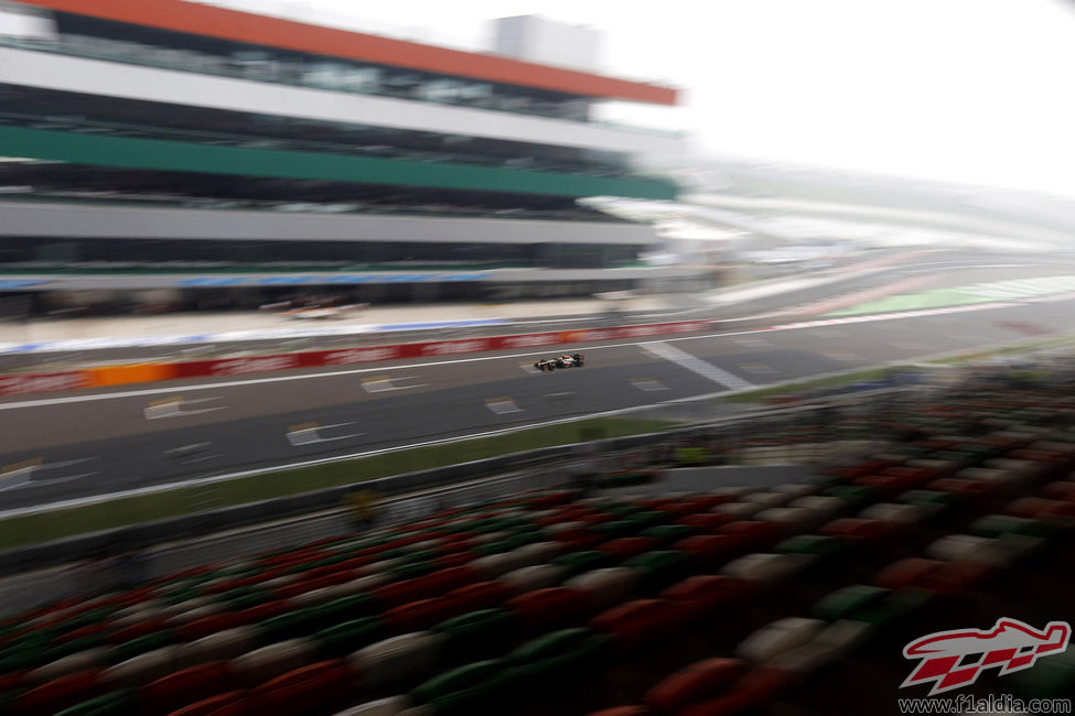 Romain Grosjean en la recta del Buddh International Circuit