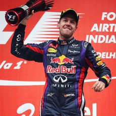 Sebastian Vettel levanta su trofeo en la India