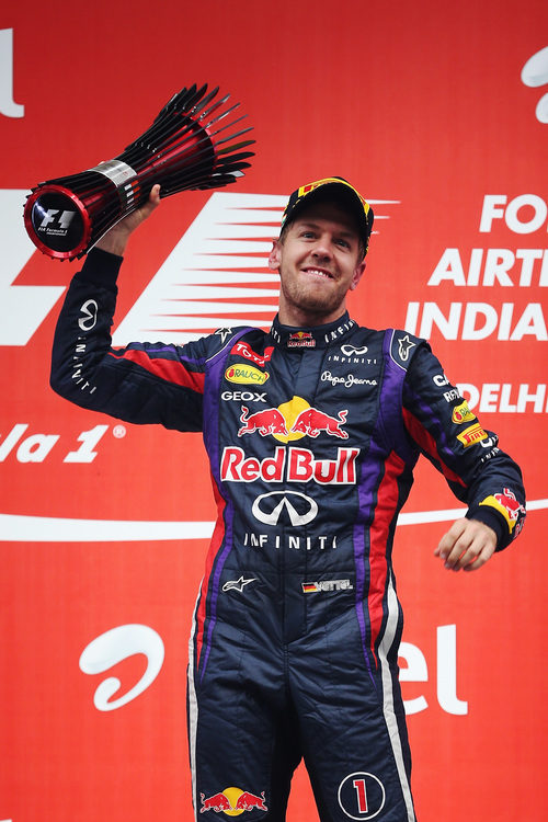 Sebastian Vettel levanta su trofeo en la India