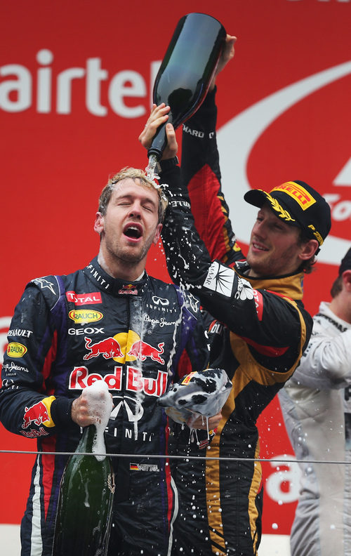 Romain Grosjean baña en champán a Sebastian Vettel