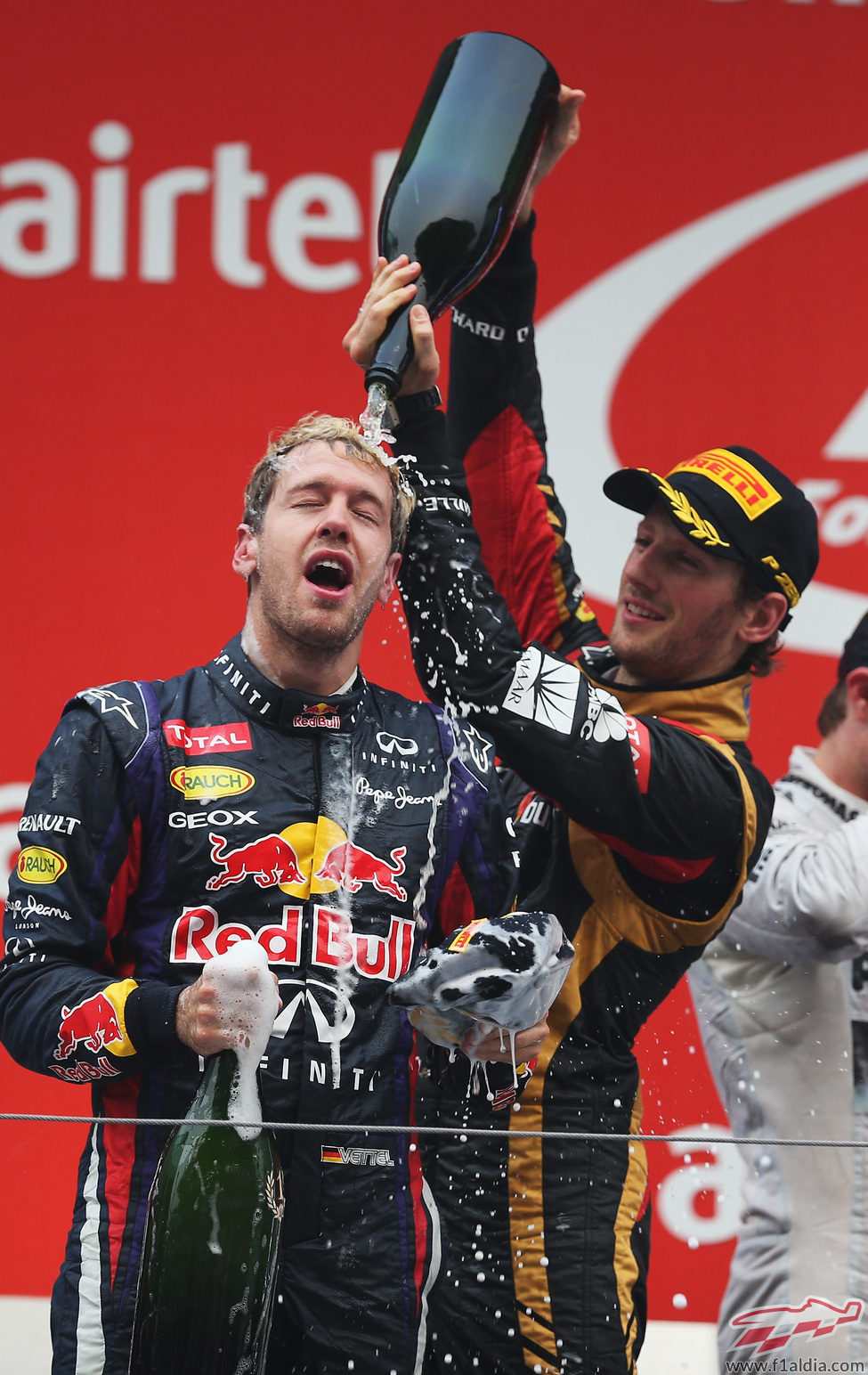 Romain Grosjean baña en champán a Sebastian Vettel