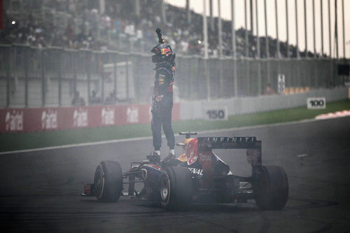 Sebastian Vettel celebra su título subido al coche