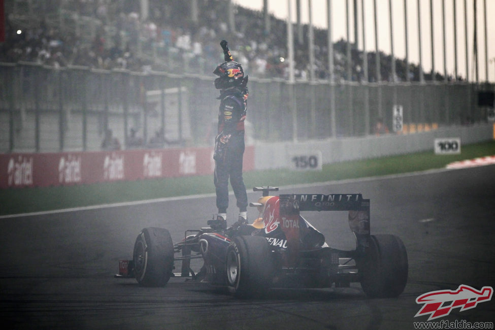 Sebastian Vettel celebra su título subido al coche