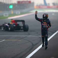 Sebastian Vettel saluda en la recta principal