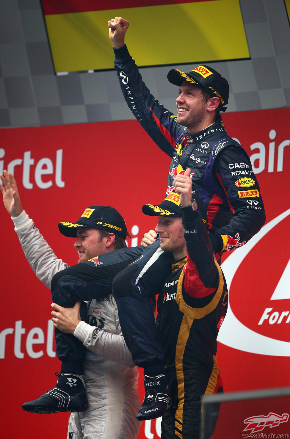 Nico Rosberg y Romain Grosjean aúpan a Sebastian Vettel