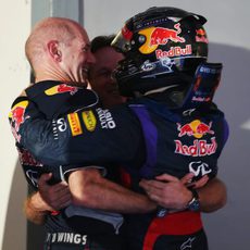 Sebastian Vettel se abraza con Christian Horner y Adrian Newey