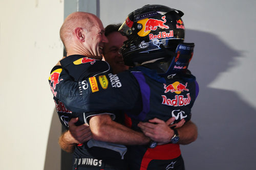 Sebastian Vettel se abraza con Christian Horner y Adrian Newey