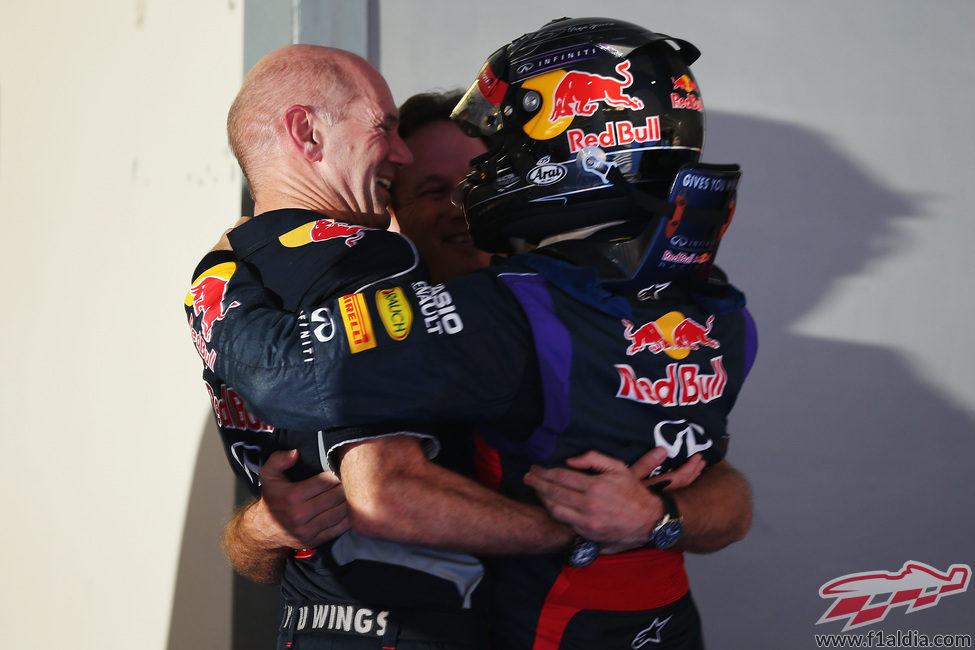 Sebastian Vettel se abraza con Christian Horner y Adrian Newey