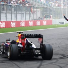 Sebastian Vettel, junto a su bestia