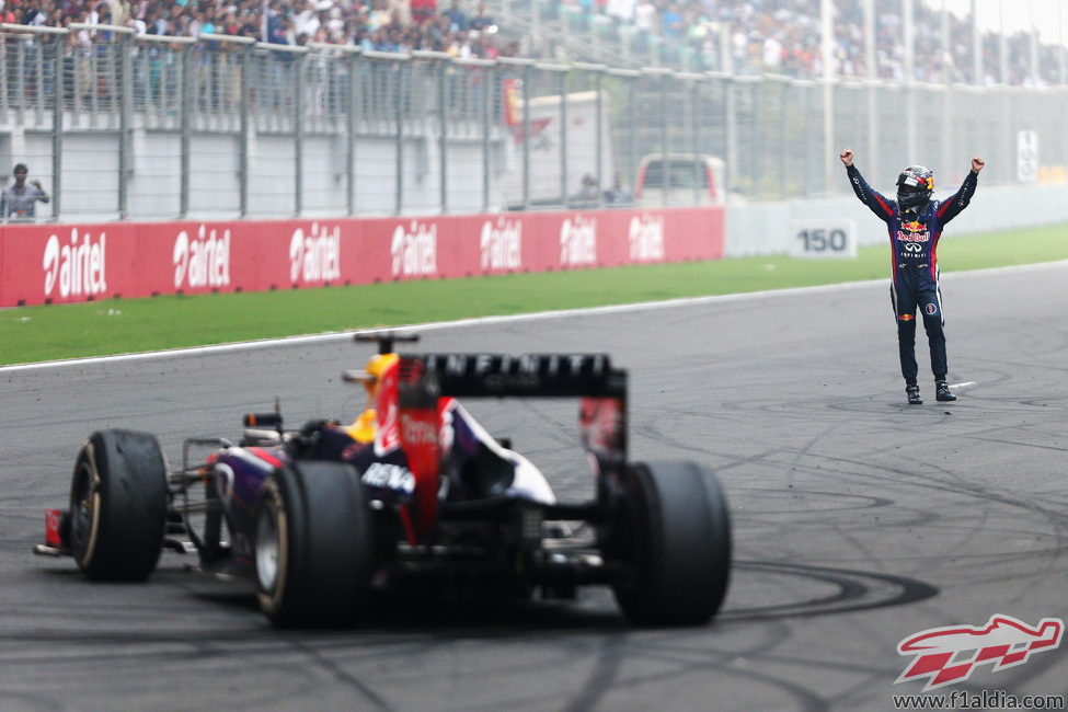 Sebastian Vettel, junto a su bestia