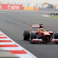 Fernando Alonso cruza la meta en undécima posición