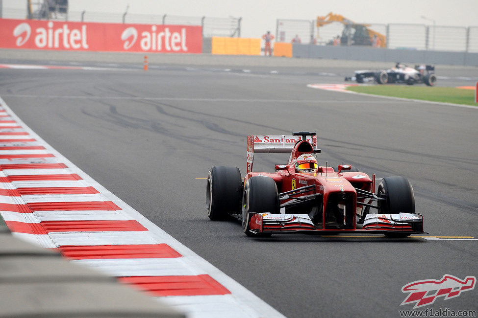 Fernando Alonso cruza la meta en undécima posición