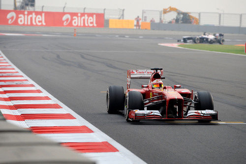 Fernando Alonso cruza la meta en undécima posición