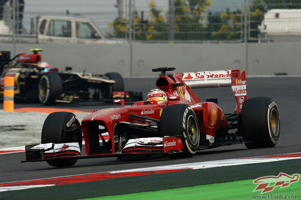 Fernando Alonso rueda durante el GP de India 2013