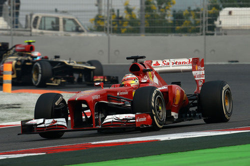 Fernando Alonso rueda durante el GP de India 2013