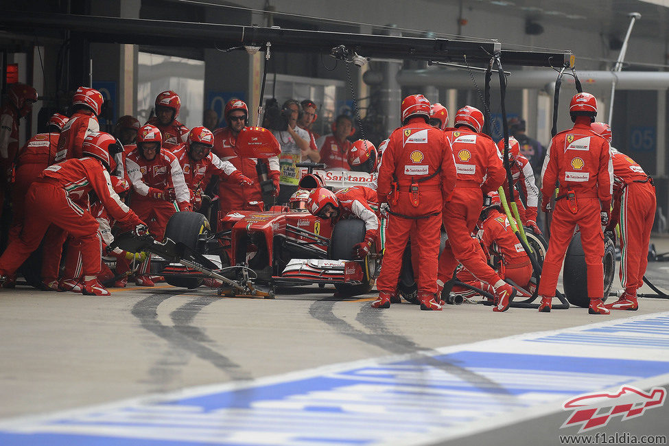 Parada en boxes para Fernando Alonso